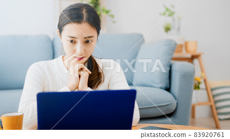 使用膝上型計算機的一個少婦 83920761