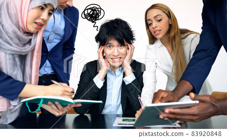 被外國人說話搞糊塗的日本男人 英語不好的男人 英語會話學校 被外國人說話搞糊塗的日本男人 英語不好的男人 英語會話學校 83920848