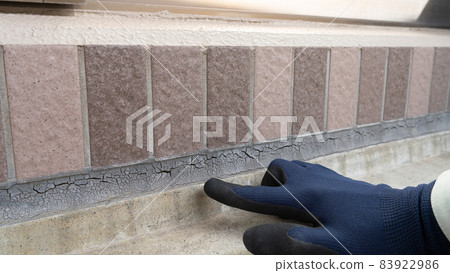 Workers inspecting the outer wall. Deterioration of joints. Workers inspecting the outer wall. Deterioration of joints. 83922986