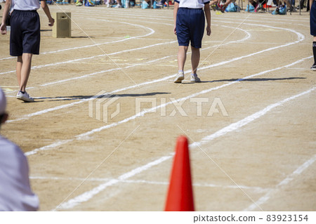 Back view before the start of the athletic meet 83923154