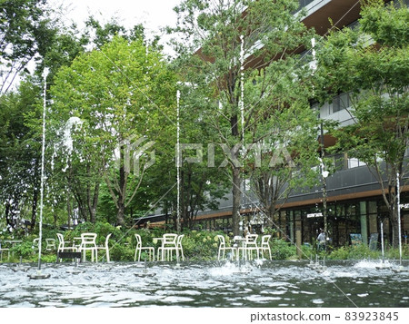 Fountain in the city 83923845