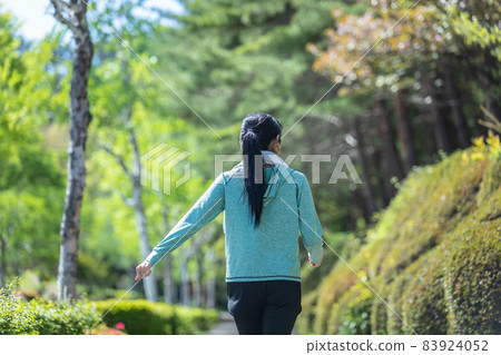 走在綠色的女性（後視圖，毛巾） 83924052