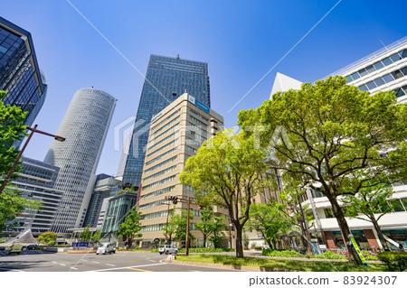 從名古屋市中村區櫻花大道眺望名古屋站前的摩天大樓 從名古屋市中村區櫻花大道眺望名古屋站前的摩天大樓 83924307