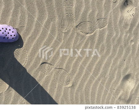 京丹後市小天橋 秋天獨自走在人跡罕至的海邊沙灘上時留下的腳印 83925138