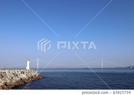 Akashi Kaikyo Bridge seen from Akashi Port (Akashi Kaikyo, Hyogo Prefecture) Akashi Kaikyo Bridge seen from Akashi Port (Akashi Kaikyo, Hyogo Prefecture) 83925734