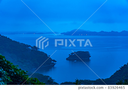 Three views of Japan, the four major views of Matsushima, the ghost, the dawn of Ogiya (Matsushima Town, Miyagi Prefecture) 83926465