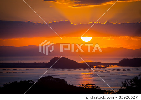 從日本三大名勝之一的松島公園看日出（宮城縣松島町） 83926527