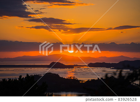 Sunrise seen from Matsushima Park, one of the three most scenic spots in Japan (Matsushima Town, Miyagi Prefecture) 83926528
