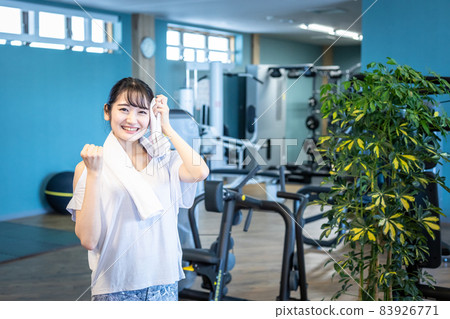 Female in the gym (sweat / smile) 83926771
