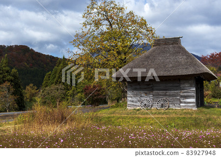 Countryside scenery: Persimmon hut, persimmon tree and Oyama 83927948