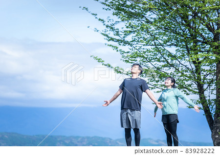 Men and women who take a deep breath 83928222