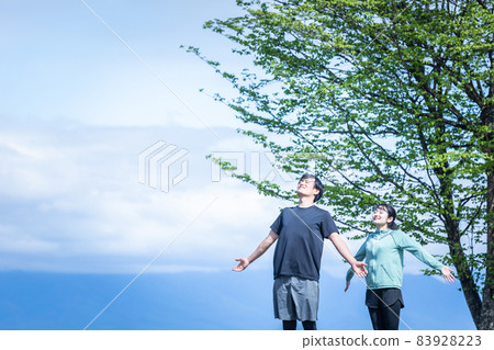 Men and women who take a deep breath 83928223