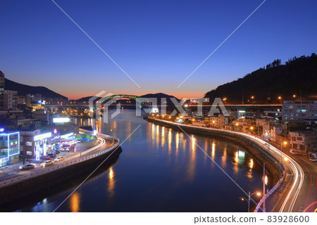 night view of Tongyeong Bridge 83928600