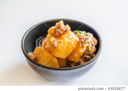家常肉和土豆 83928677