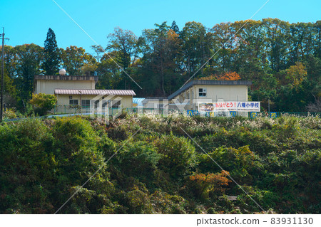 [Closed school] Former Shobara City Yawata Elementary School's thank-you banner and school building Shobara City, Hiroshima Prefecture 83931130