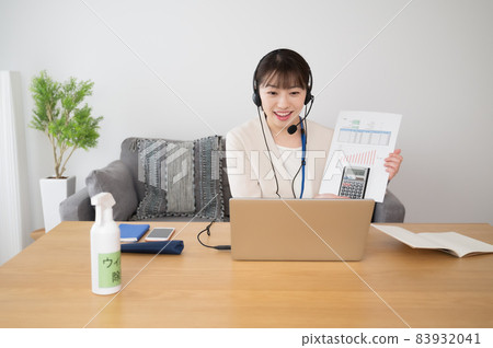 Female offering quoted price online 83932041