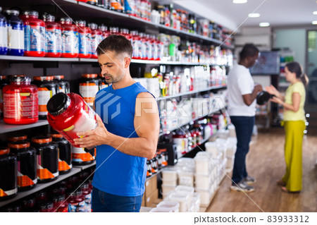 Man choosing food supplements in store Man choosing food supplements in store 83933312