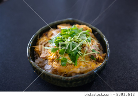 Lunch is a menu that you can eat easily and cheaply. 83933618