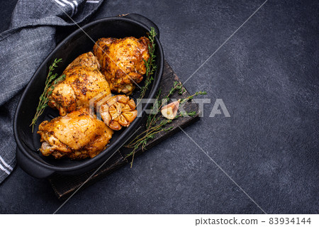 Grilled chicken thighs with garlic 83934144