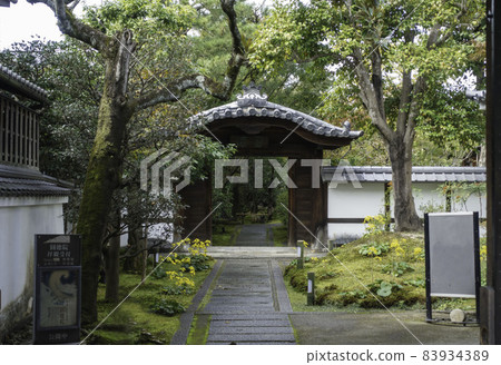 Scenery where you can see the Karamon gate of Entoku-in Temple (the tower of Kodaiji Temple) in autumn Kyoto 83934389