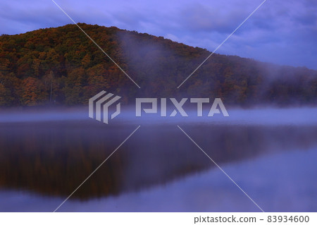 Lake Gando in autumn colors, Morioka City, Iwate Prefecture 83934600