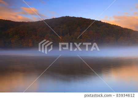 Lake Gando in autumn colors, Morioka City, Iwate Prefecture 83934612