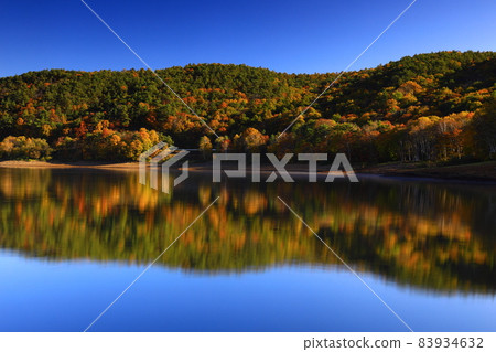Lake Gando in autumn colors, Morioka City, Iwate Prefecture 83934632