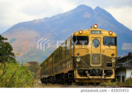 "A certain train" running behind Mt. Yufu (JR Kyushu) "A certain train" running behind Mt. Yufu (JR Kyushu) 83935453