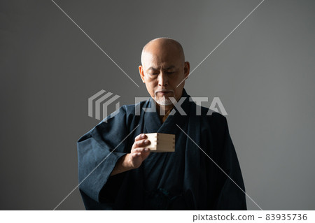 和服老人酒杯 83935736