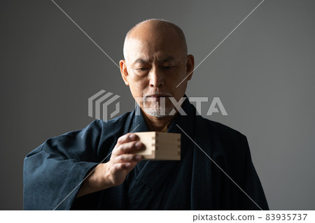 和服老人酒杯 83935737