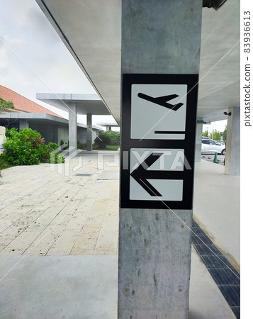 Airport departure information arrow left 83936613