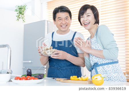 中年夫婦在廚房做飯 中年夫婦在廚房做飯 83936619