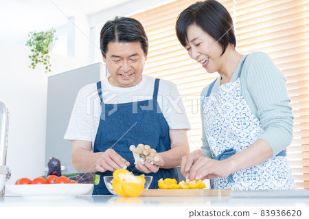 Middle-aged couple cooking in the kitchen 83936620