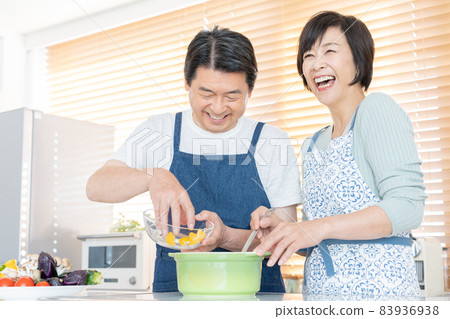 中年夫婦在廚房做飯 83936938