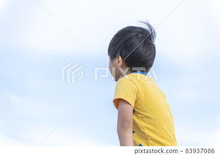 望著遠方的四歲男孩 83937086