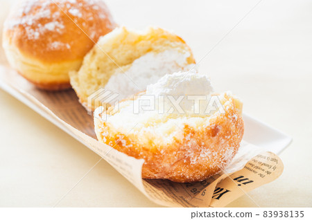 奶油甜甜圈 奶油甜甜圈 83938135