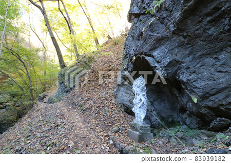 Climbing from the Hinata Otani trailhead of Mt. Ryokami in Chichibu, Saitama Prefecture in November 2021 Climbing from the Hinata Otani trailhead of Mt. Ryokami in Chichibu, Saitama Prefecture in November 2021 83939182