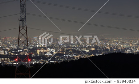 從仙台寺 PA 天文台看到的大阪夜景,如大阪梅田的摩天大樓 從仙台寺 PA 天文台看到的大阪夜景,如大阪梅田的摩天大樓 83940834