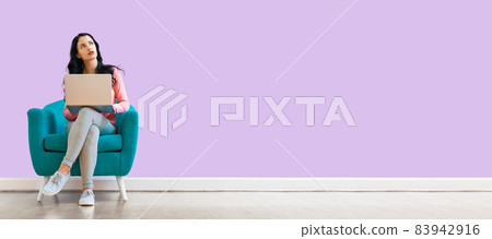 Young woman using her laptop 83942916
