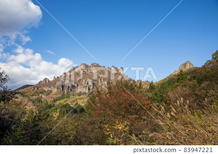 秋天的妙義山，中之武的岩峰 83947221