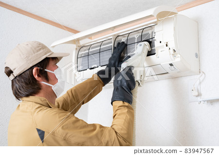 Air conditioner cleaning by a cleaning company 83947567
