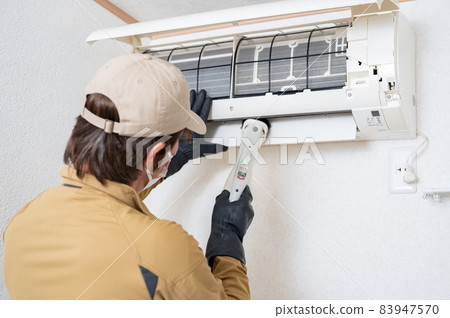Air conditioner cleaning by a cleaning company 83947570