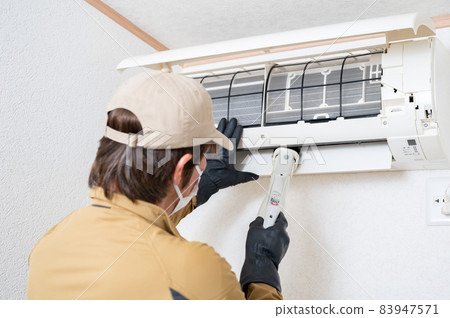 Air conditioner cleaning by a cleaning company 83947571