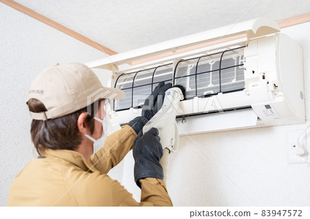 Air conditioner cleaning by a cleaning company 83947572