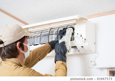 Air conditioner cleaning by a cleaning company 83947573