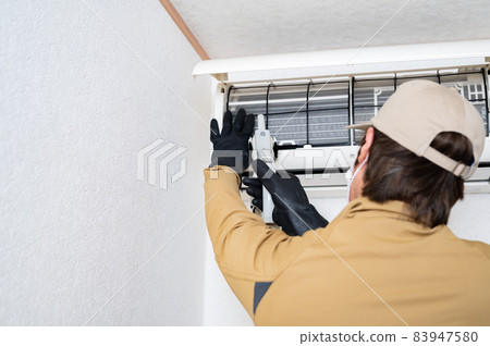 Air conditioner cleaning by a cleaning company 83947580