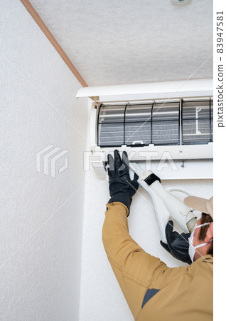 Air conditioner cleaning by a cleaning company 83947581