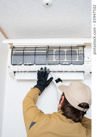 Air conditioner cleaning by a cleaning company 83947582