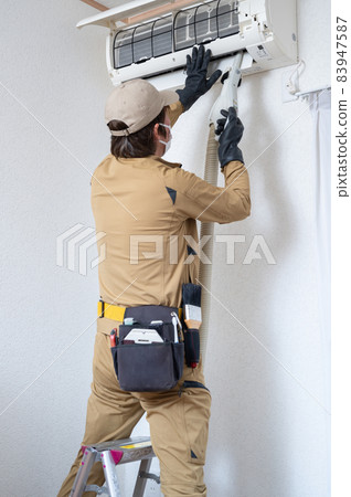 Air conditioner cleaning by a cleaning company 83947587