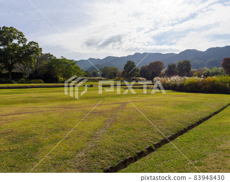 明日香歷史公園石台區的秋景 83948430